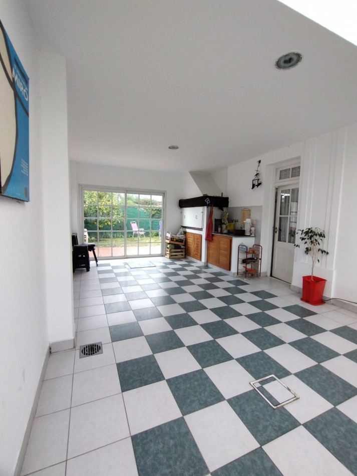 Casa cuatro ambientes con cochera y parque en zona la perla