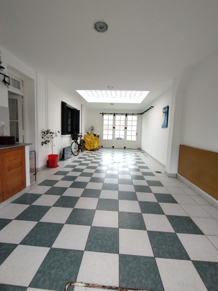 Casa cuatro ambientes con cochera y parque en zona la perla