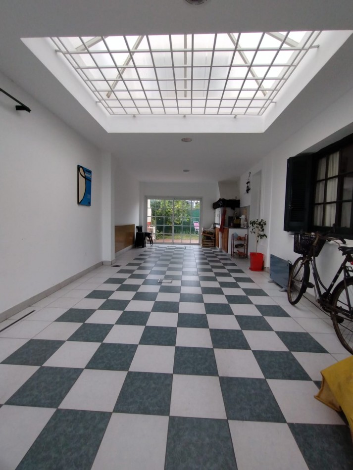 Casa cuatro ambientes con cochera y parque en zona la perla