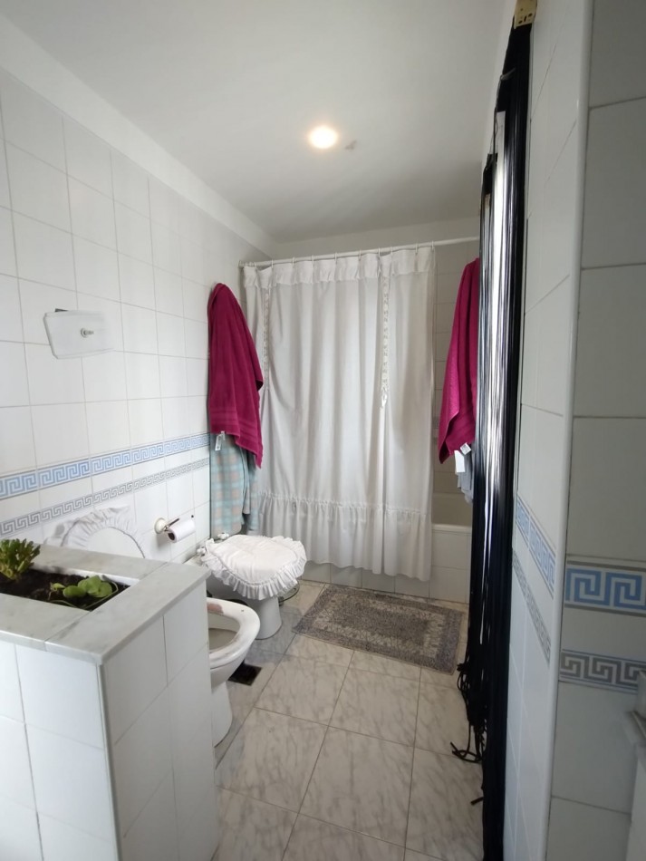 Casa cuatro ambientes con cochera y parque en zona la perla