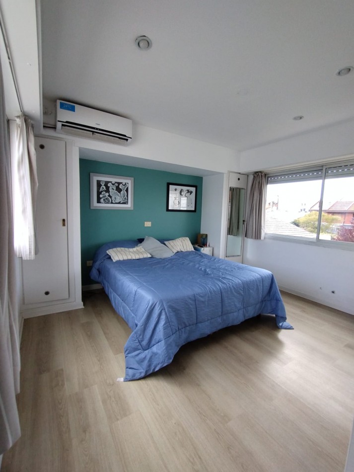 Casa cuatro ambientes con cochera y parque en zona la perla