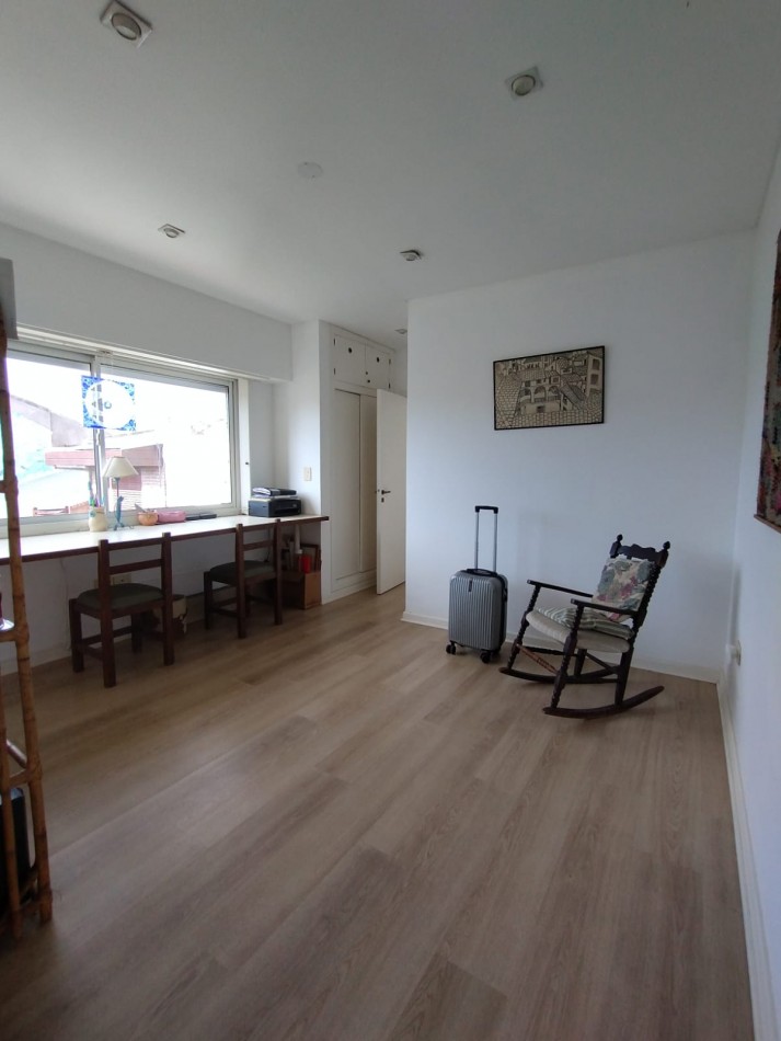 Casa cuatro ambientes con cochera y parque en zona la perla