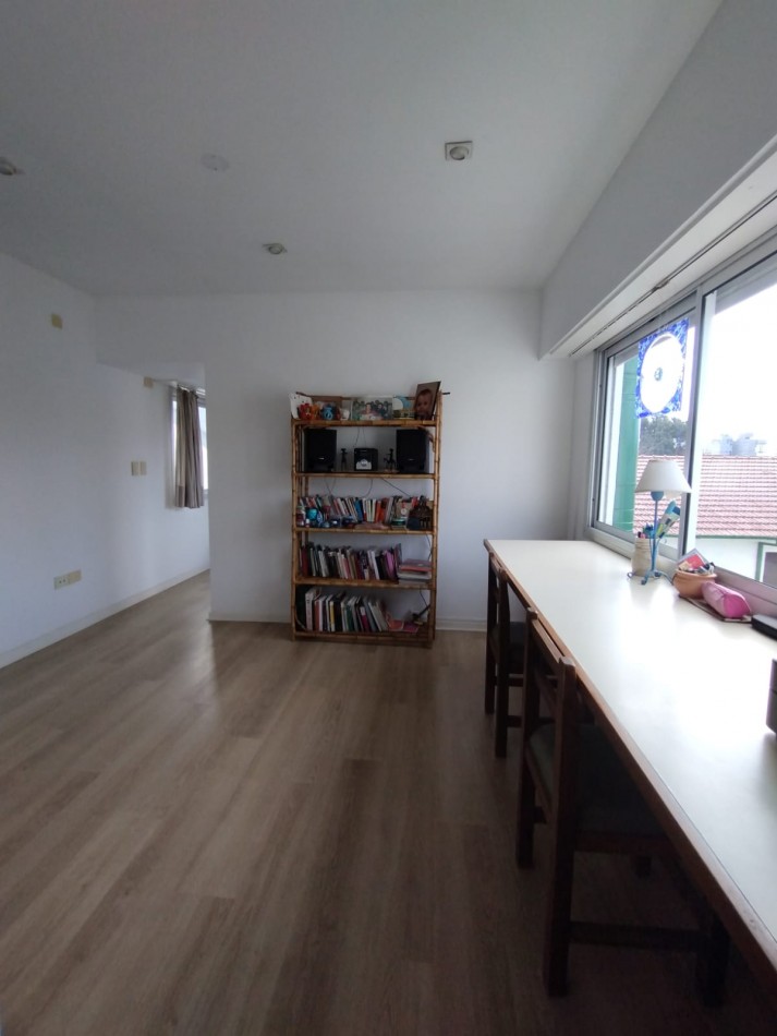 Casa cuatro ambientes con cochera y parque en zona la perla
