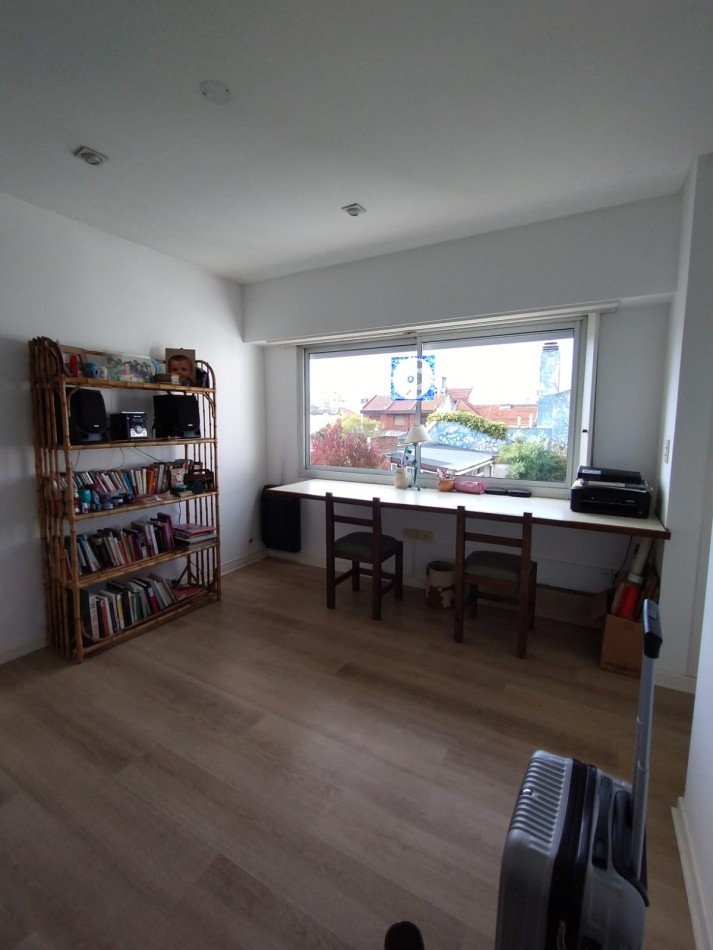 Casa cuatro ambientes con cochera y parque en zona la perla