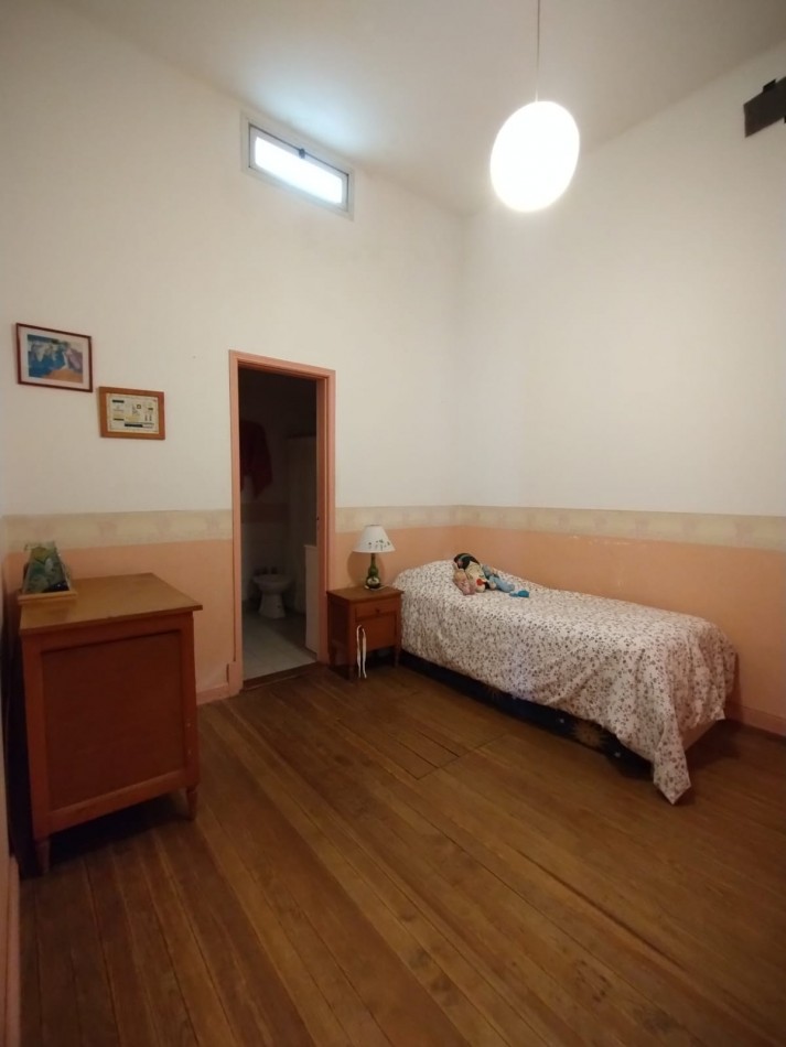 Casa cuatro ambientes con cochera y parque en zona la perla