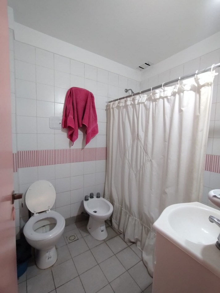 Casa cuatro ambientes con cochera y parque en zona la perla