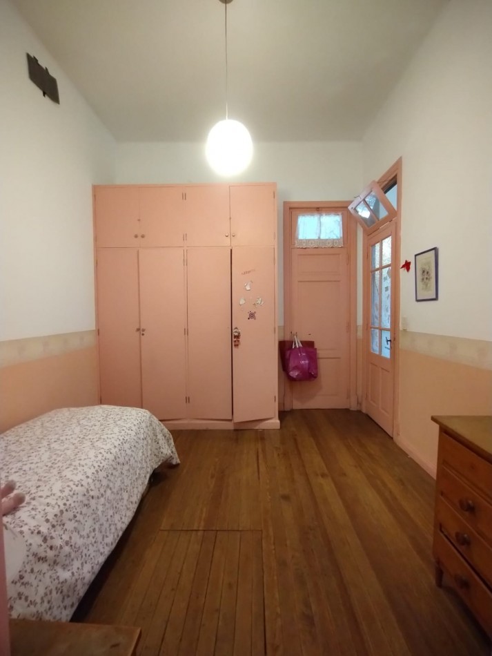 Casa cuatro ambientes con cochera y parque en zona la perla