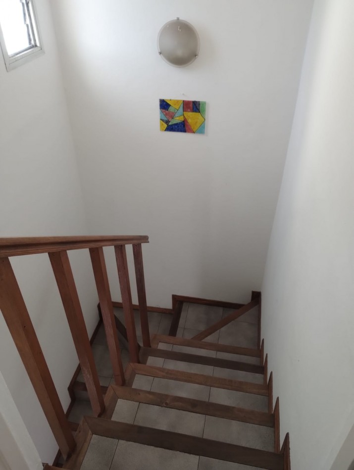 Casa cuatro ambientes con cochera y parque en zona la perla