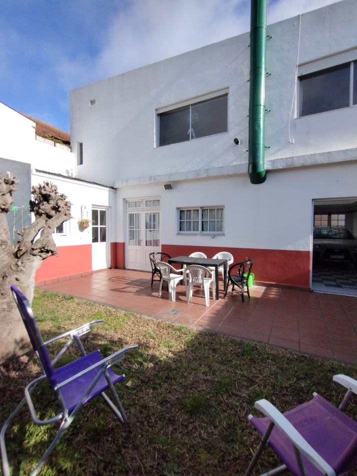 Casa cuatro ambientes con cochera y parque en zona la perla