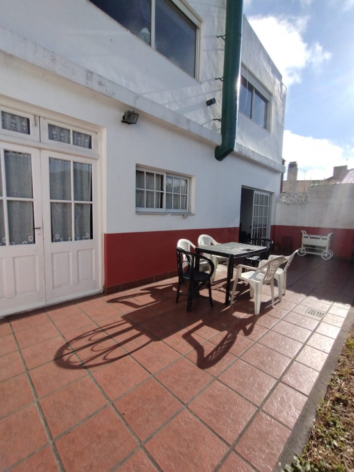 Casa cuatro ambientes con cochera y parque en zona la perla