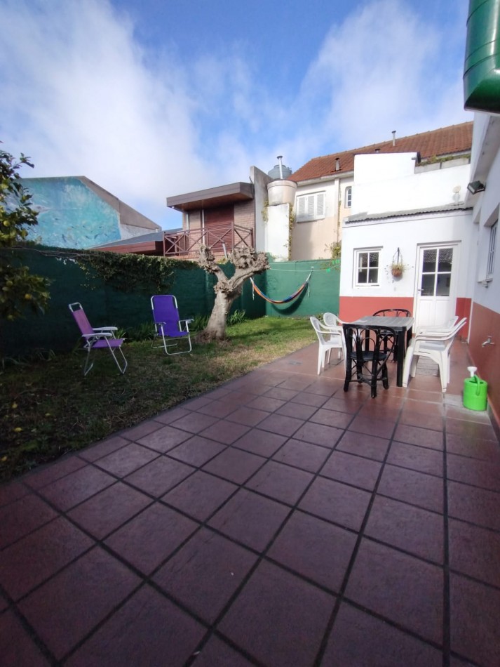 Casa cuatro ambientes con cochera y parque en zona la perla