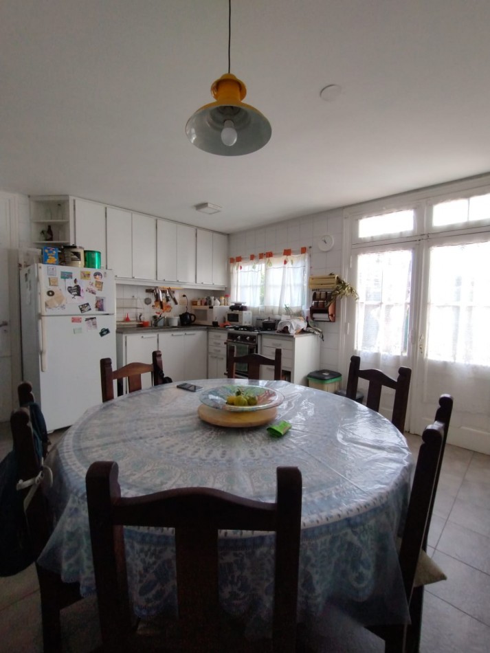 Casa cuatro ambientes con cochera y parque en zona la perla
