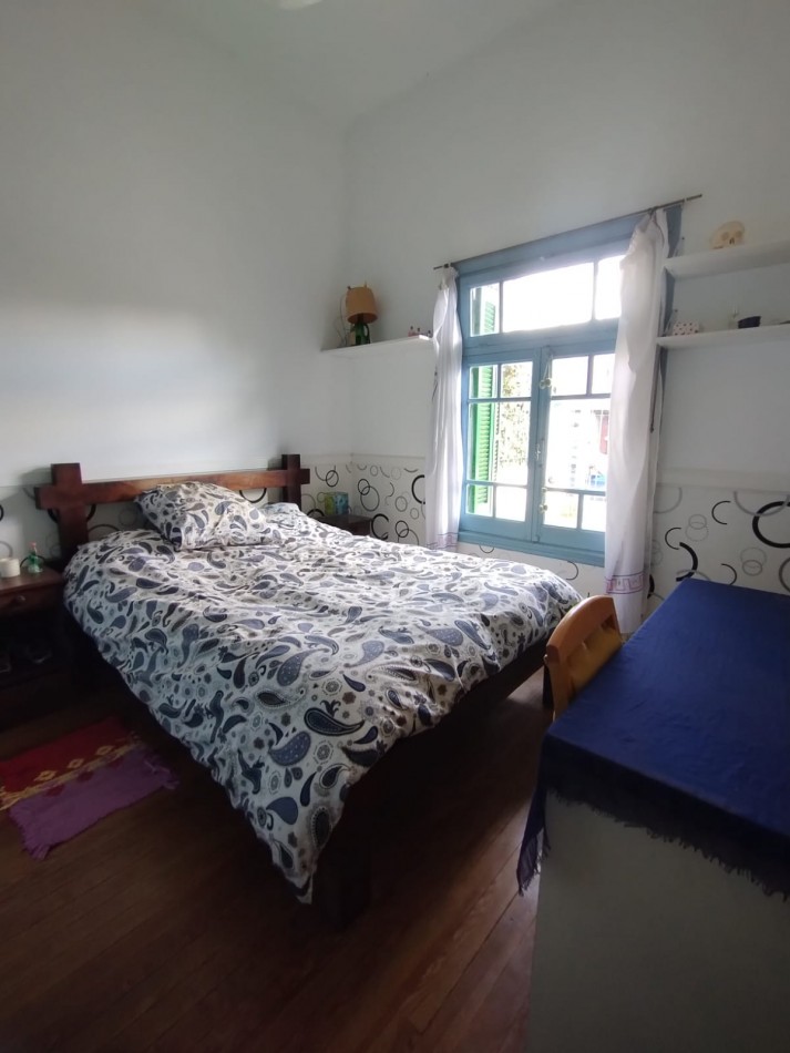 Casa cuatro ambientes con cochera y parque en zona la perla