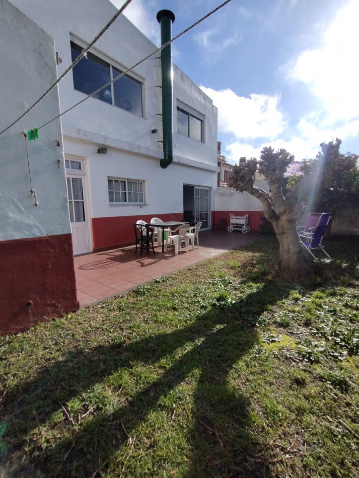 Casa cuatro ambientes con cochera y parque en zona la perla