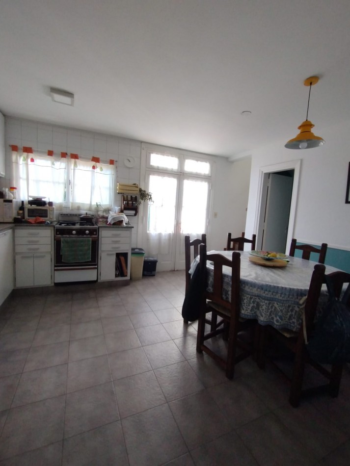 Casa cuatro ambientes con cochera y parque en zona la perla