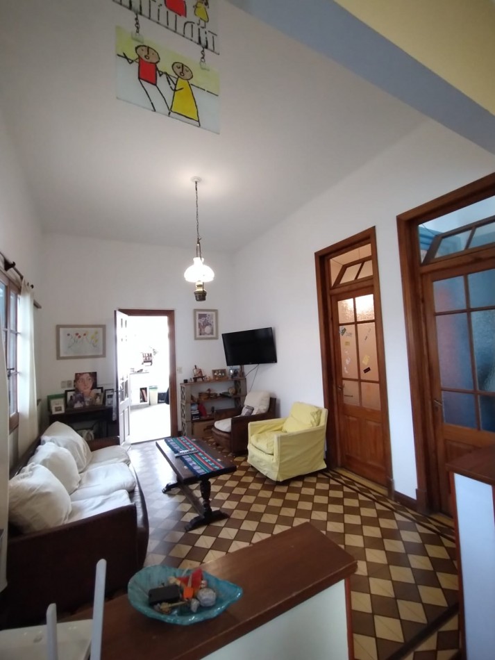 Casa cuatro ambientes con cochera y parque en zona la perla
