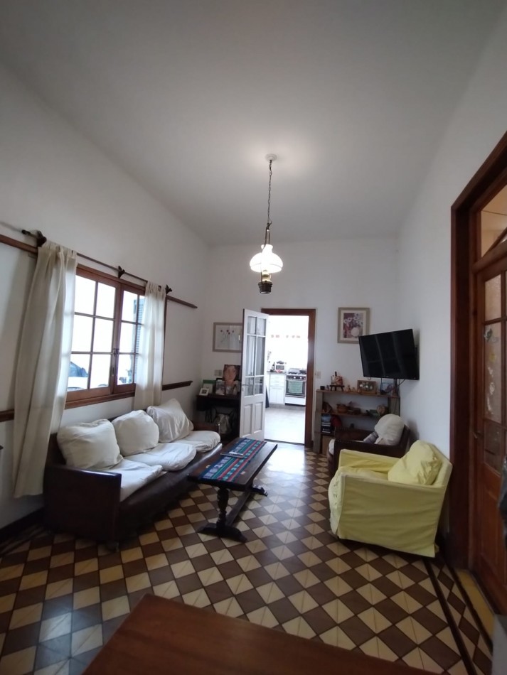 Casa cuatro ambientes con cochera y parque en zona la perla