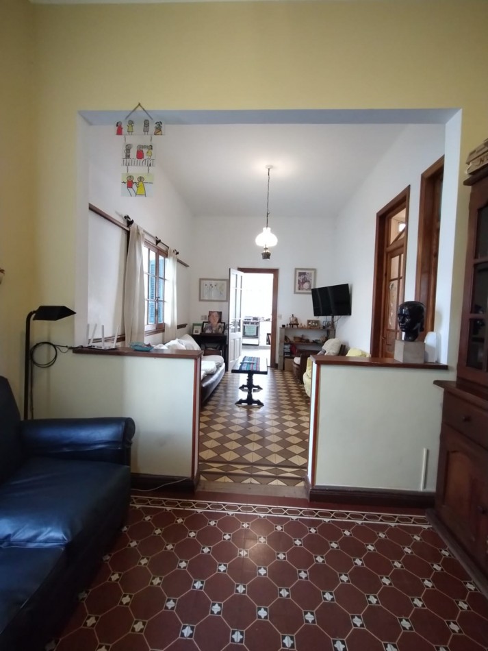 Casa cuatro ambientes con cochera y parque en zona la perla