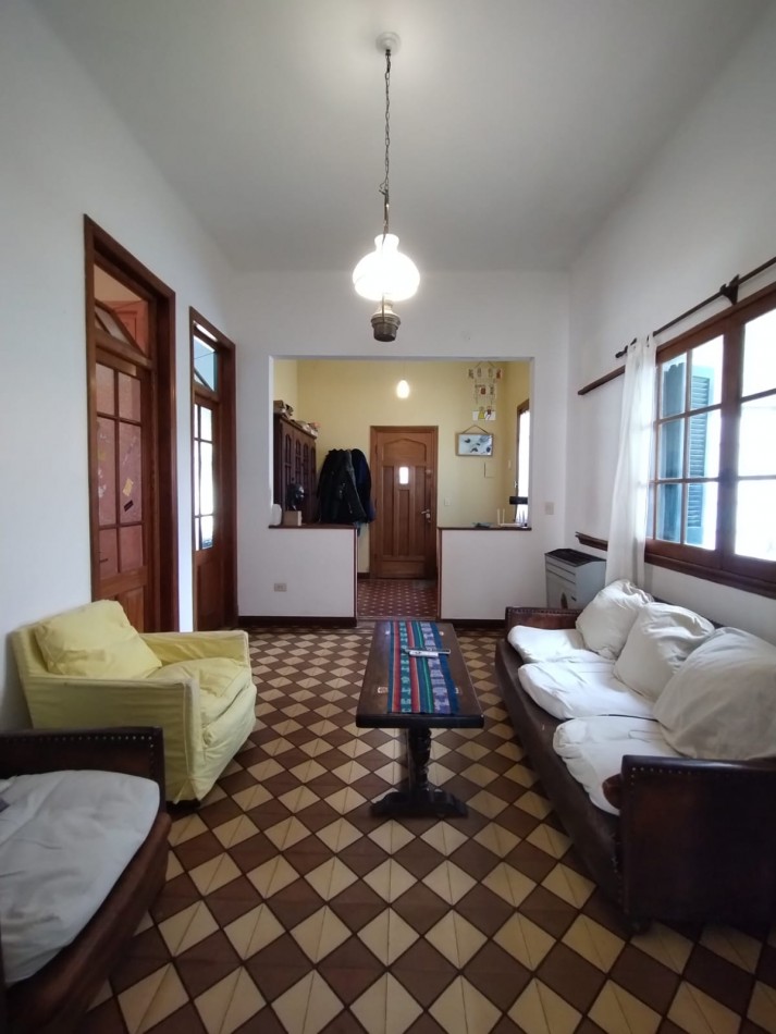 Casa cuatro ambientes con cochera y parque en zona la perla