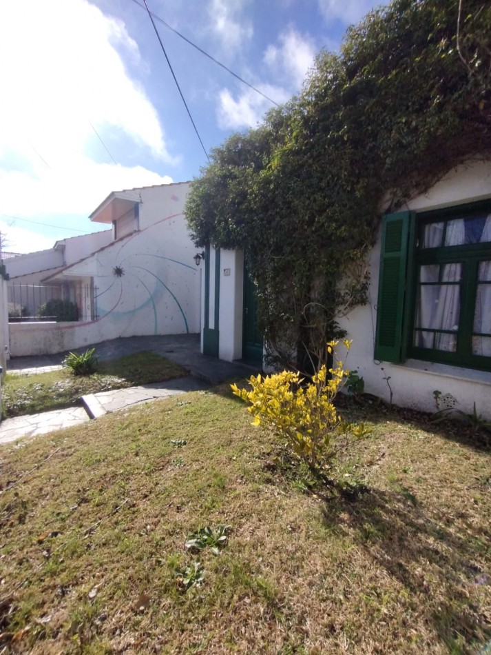 Casa cuatro ambientes con cochera y parque en zona la perla
