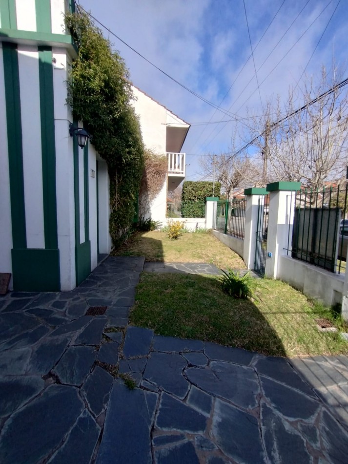Casa cuatro ambientes con cochera y parque en zona la perla