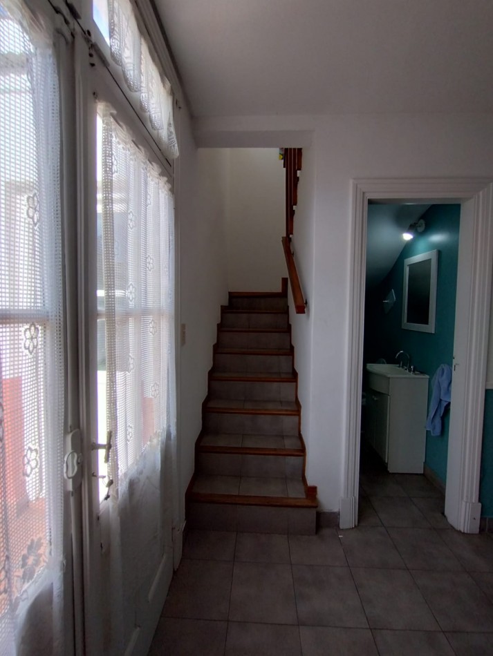 Casa cuatro ambientes con cochera y parque en zona la perla