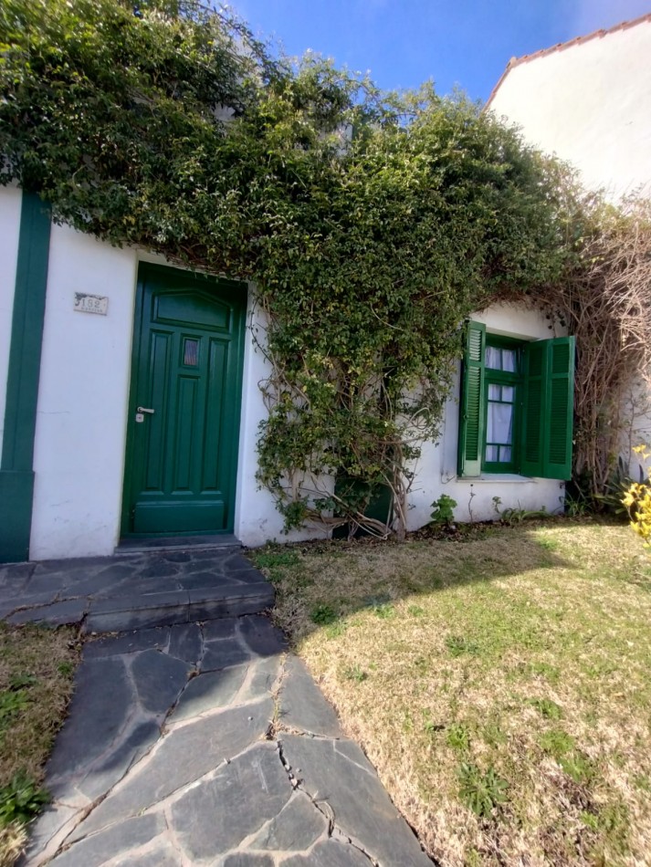 Casa cuatro ambientes con cochera y parque en zona la perla