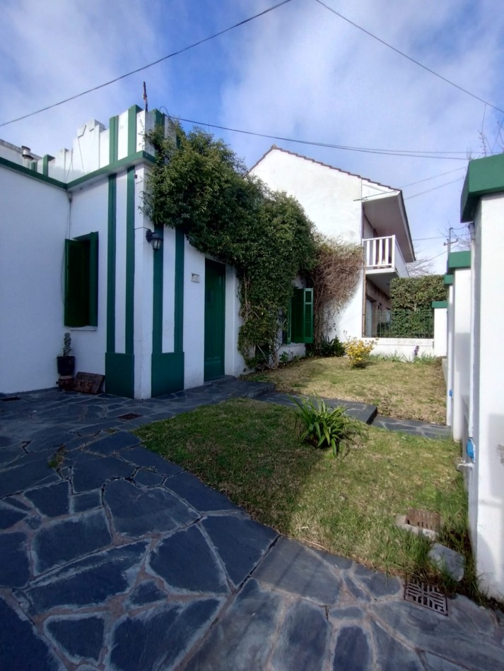 Casa cuatro ambientes con cochera y parque en zona la perla