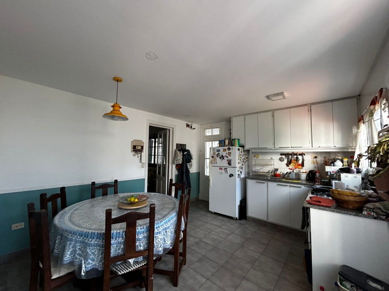 Casa cuatro ambientes con cochera y parque en zona la perla