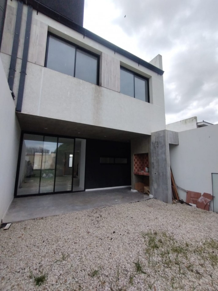 VENTA DE DUPLEX !!!!! ACTUALIZADO PRECIO DE ESTE HERMOSOS DUPLEX, A POCAS CUADRAS DEL MAR, ZONA SUR DE MDP, 3 COMODOS AMBIENTES, DISENO MODERNO, VELO !!!