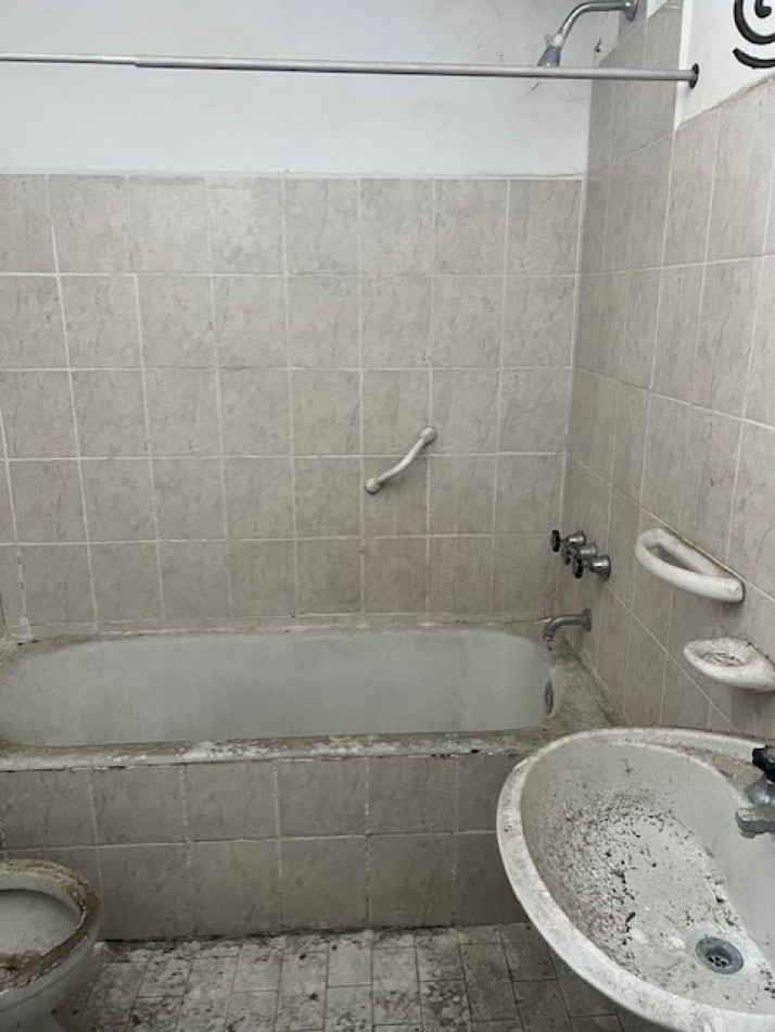 OPORTUNIDAD ***VENTA PH 3 AMB.  CON GARAJE Y PATIO, RAWSON Y CORDOBA, A RECICLAR !!!! INVERSORES !!!!