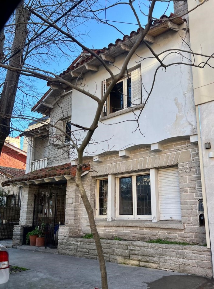 OPORTUNIDAD ***VENTA PH 3 AMB.  CON GARAJE Y PATIO, RAWSON Y CORDOBA, A RECICLAR !!!! INVERSORES !!!!