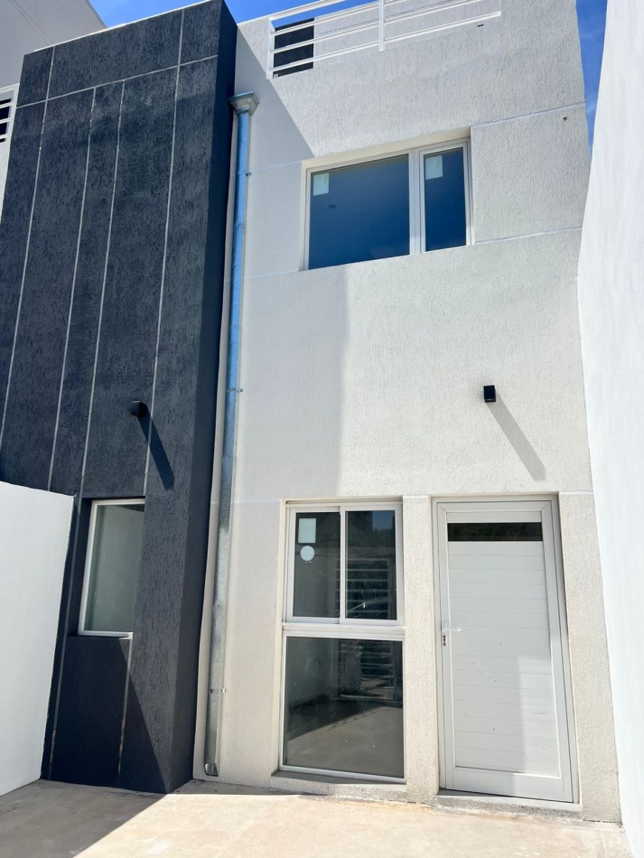 VENTA MDP !!! EXCELENTE TRIPLEX 4 AMBIENTES EN VENTA BARRIO SAN JOSE, PATIO, TERRAZA ENTRADA DE AUTO. 