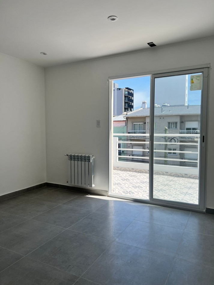 VENTA MDP !!! EXCELENTE TRIPLEX 4 AMBIENTES EN VENTA BARRIO SAN JOSE, PATIO, TERRAZA ENTRADA DE AUTO. 