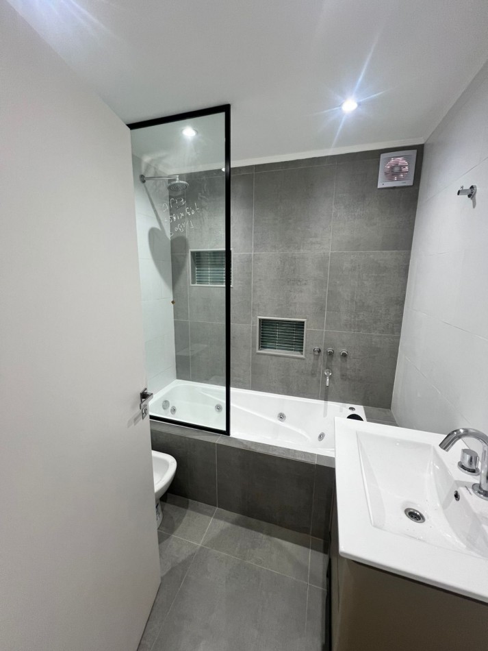 VENTA MDP !!! EXCELENTE TRIPLEX 4 AMBIENTES EN VENTA BARRIO SAN JOSE, PATIO, TERRAZA ENTRADA DE AUTO. 