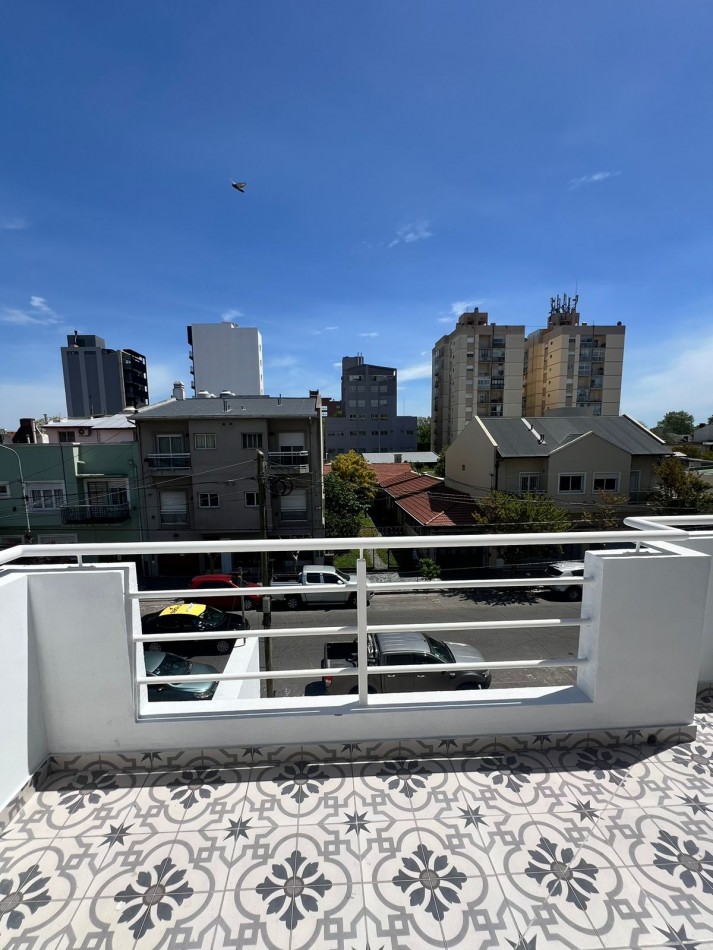 VENTA MDP !!! EXCELENTE TRIPLEX 4 AMBIENTES EN VENTA BARRIO SAN JOSE, PATIO, TERRAZA ENTRADA DE AUTO. 