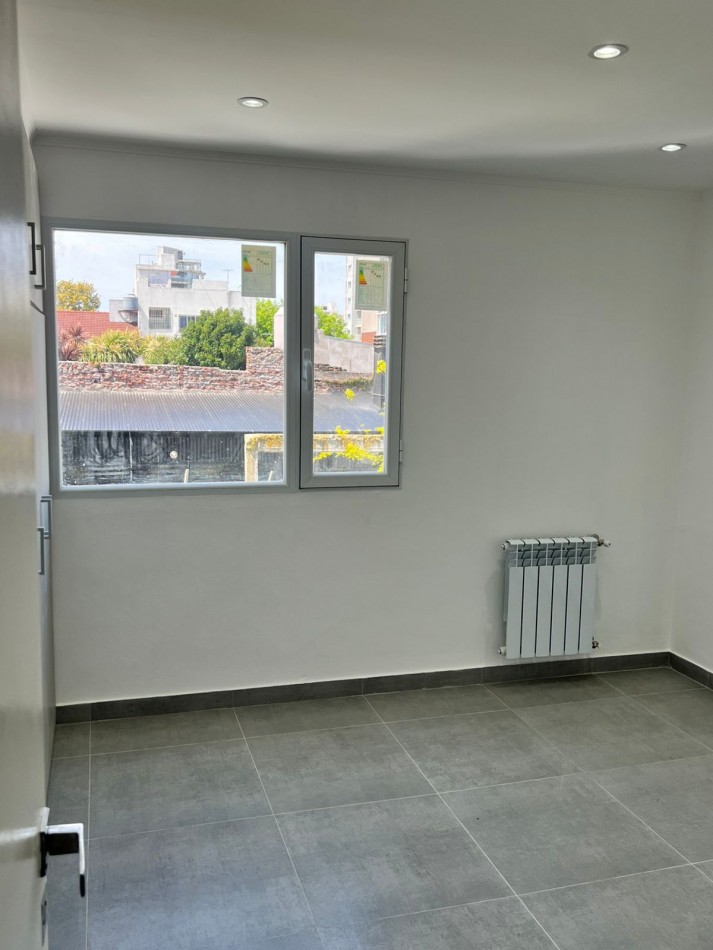 VENTA MDP !!! EXCELENTE TRIPLEX 4 AMBIENTES EN VENTA BARRIO SAN JOSE, PATIO, TERRAZA ENTRADA DE AUTO. 