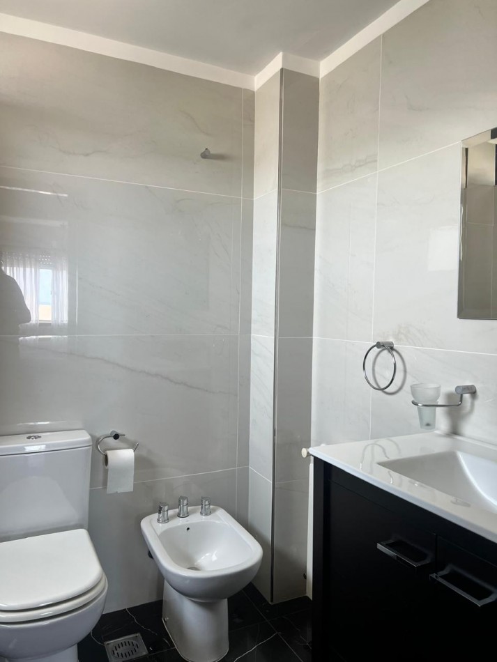 ALQUILER 24 MESES, MDP, IMPACTANTE PISO DE 3 AMB. LIVING COMEDOR, COCINA COMEDOR, LAVADERO , BALCONES, DOS COCHERAS, VISTA PLENA AL MAR  DESDE TODOS LOS AMBIENTES, UNICO !!!!