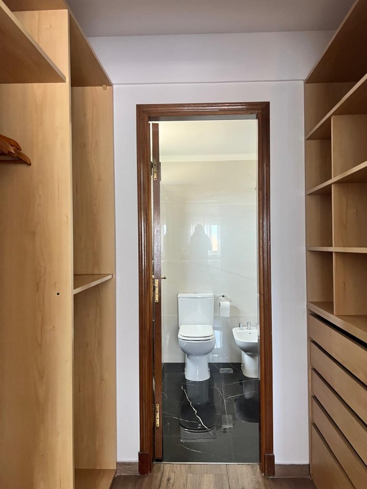 ALQUILER 24 MESES, MDP, IMPACTANTE PISO DE 3 AMB. LIVING COMEDOR, COCINA COMEDOR, LAVADERO , BALCONES, DOS COCHERAS, VISTA PLENA AL MAR  DESDE TODOS LOS AMBIENTES, UNICO !!!!