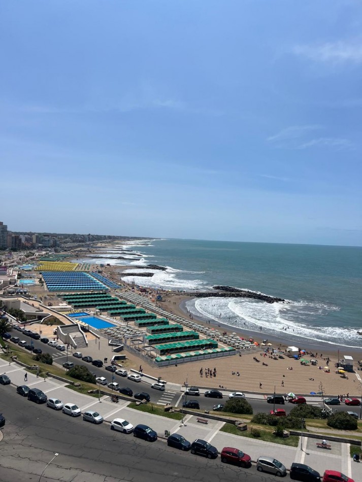 ALQUILER 24 MESES, MDP, IMPACTANTE PISO DE 3 AMB. LIVING COMEDOR, COCINA COMEDOR, LAVADERO , BALCONES, DOS COCHERAS, VISTA PLENA AL MAR  DESDE TODOS LOS AMBIENTES, UNICO !!!!