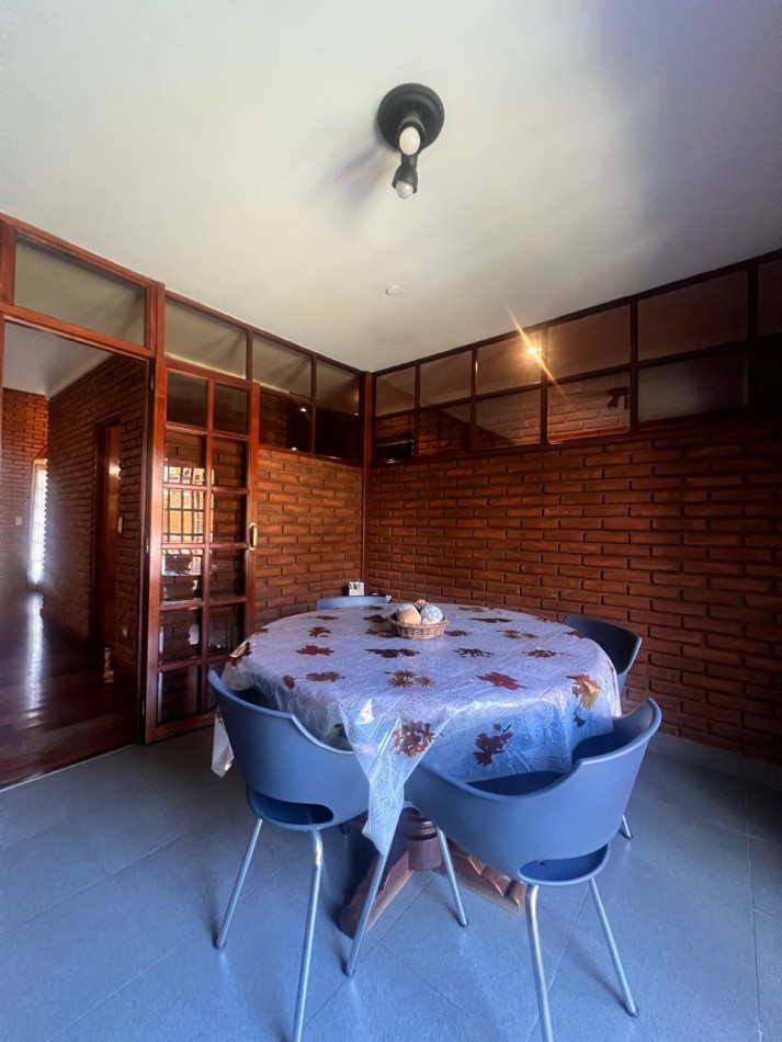 CHALET 4 AMB. CON PARQUE Y JARDIN AL FRENTE, EXCELENTE ESTADO, ZONA D E PRIVILEGIO....PYA. GRANDE, DIVINO ROSTRO