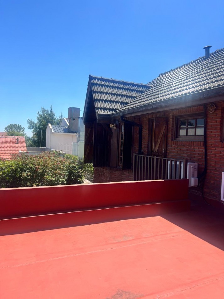 CHALET 4 AMB. CON PARQUE Y JARDIN AL FRENTE, EXCELENTE ESTADO, ZONA D E PRIVILEGIO....PYA. GRANDE, DIVINO ROSTRO