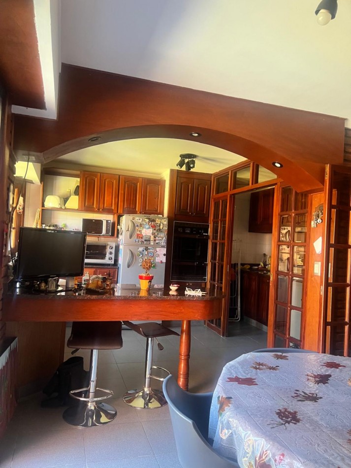 CHALET 4 AMB. CON PARQUE Y JARDIN AL FRENTE, EXCELENTE ESTADO, ZONA D E PRIVILEGIO....PYA. GRANDE, DIVINO ROSTRO