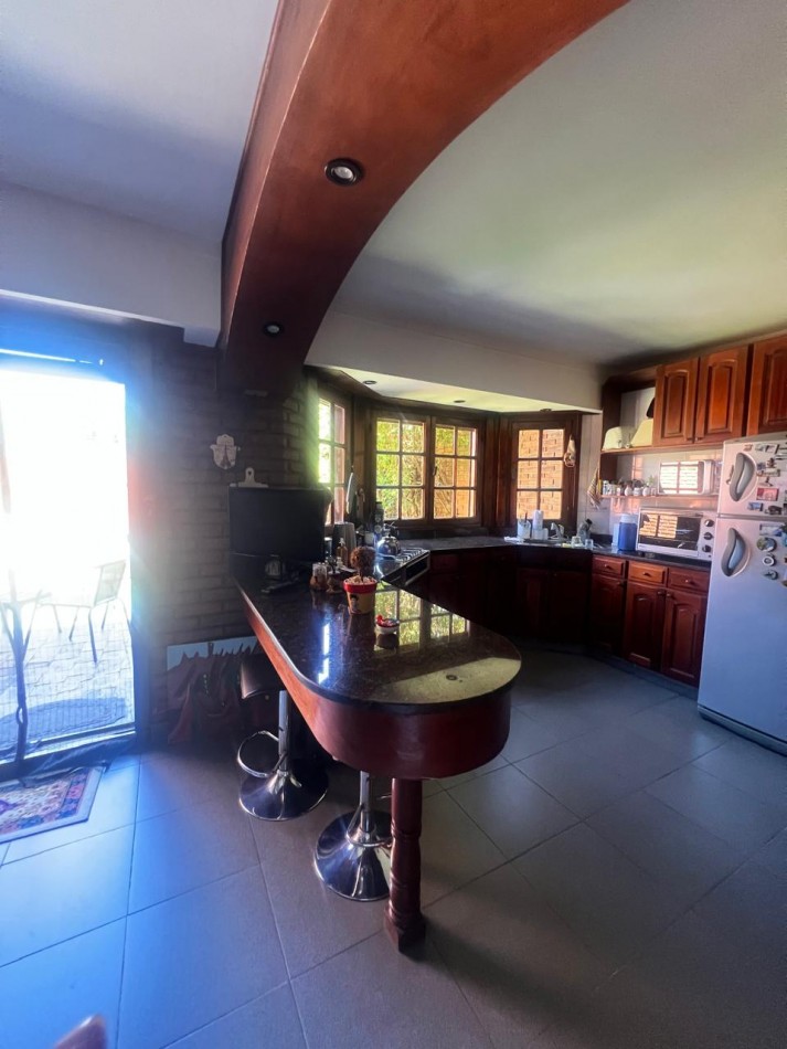 CHALET 4 AMB. CON PARQUE Y JARDIN AL FRENTE, EXCELENTE ESTADO, ZONA D E PRIVILEGIO....PYA. GRANDE, DIVINO ROSTRO