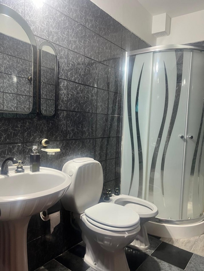 CHALET 4 AMB. CON PARQUE Y JARDIN AL FRENTE, EXCELENTE ESTADO, ZONA D E PRIVILEGIO....PYA. GRANDE, DIVINO ROSTRO