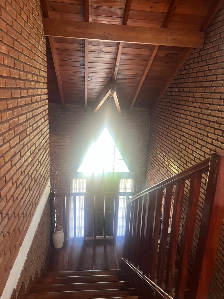 CHALET 4 AMB. CON PARQUE Y JARDIN AL FRENTE, EXCELENTE ESTADO, ZONA D E PRIVILEGIO....PYA. GRANDE, DIVINO ROSTRO