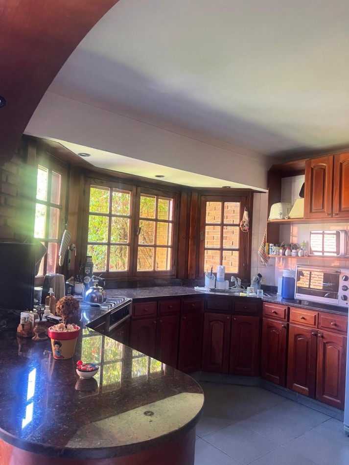 CHALET 4 AMB. CON PARQUE Y JARDIN AL FRENTE, EXCELENTE ESTADO, ZONA D E PRIVILEGIO....PYA. GRANDE, DIVINO ROSTRO