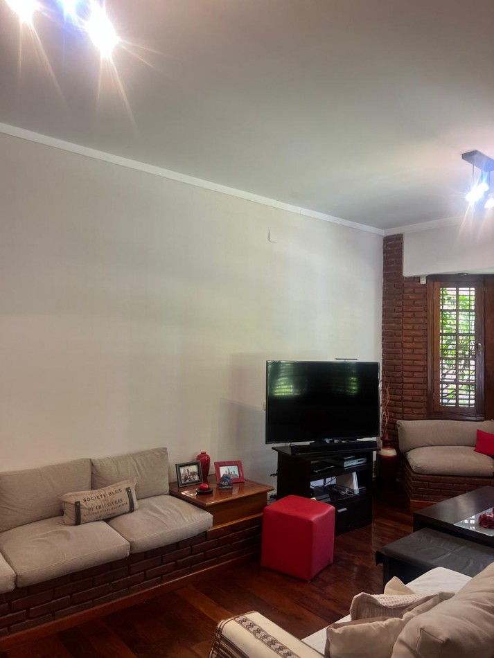 CHALET 4 AMB. CON PARQUE Y JARDIN AL FRENTE, EXCELENTE ESTADO, ZONA D E PRIVILEGIO....PYA. GRANDE, DIVINO ROSTRO