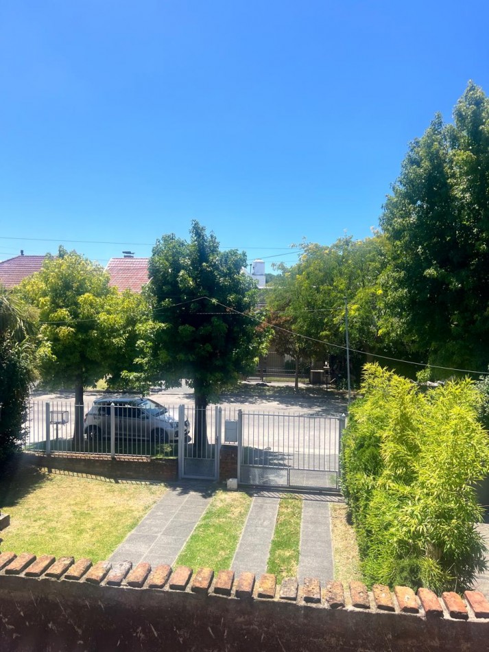 CHALET 4 AMB. CON PARQUE Y JARDIN AL FRENTE, EXCELENTE ESTADO, ZONA D E PRIVILEGIO....PYA. GRANDE, DIVINO ROSTRO