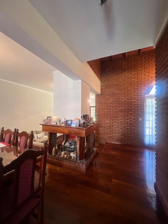 CHALET 4 AMB. CON PARQUE Y JARDIN AL FRENTE, EXCELENTE ESTADO, ZONA D E PRIVILEGIO....PYA. GRANDE, DIVINO ROSTRO